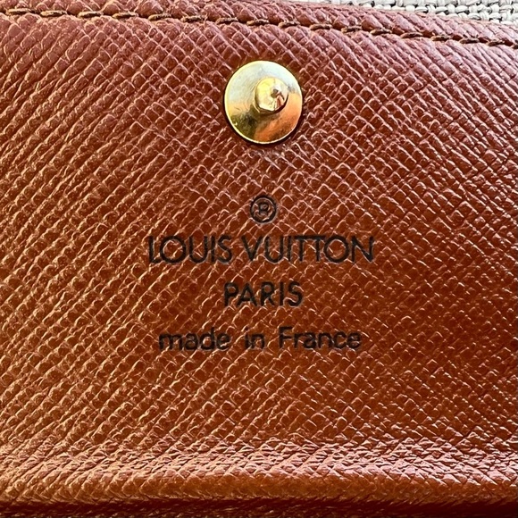 Louis Vuitton monogram key case 6 hooks - Picture 6 of 9